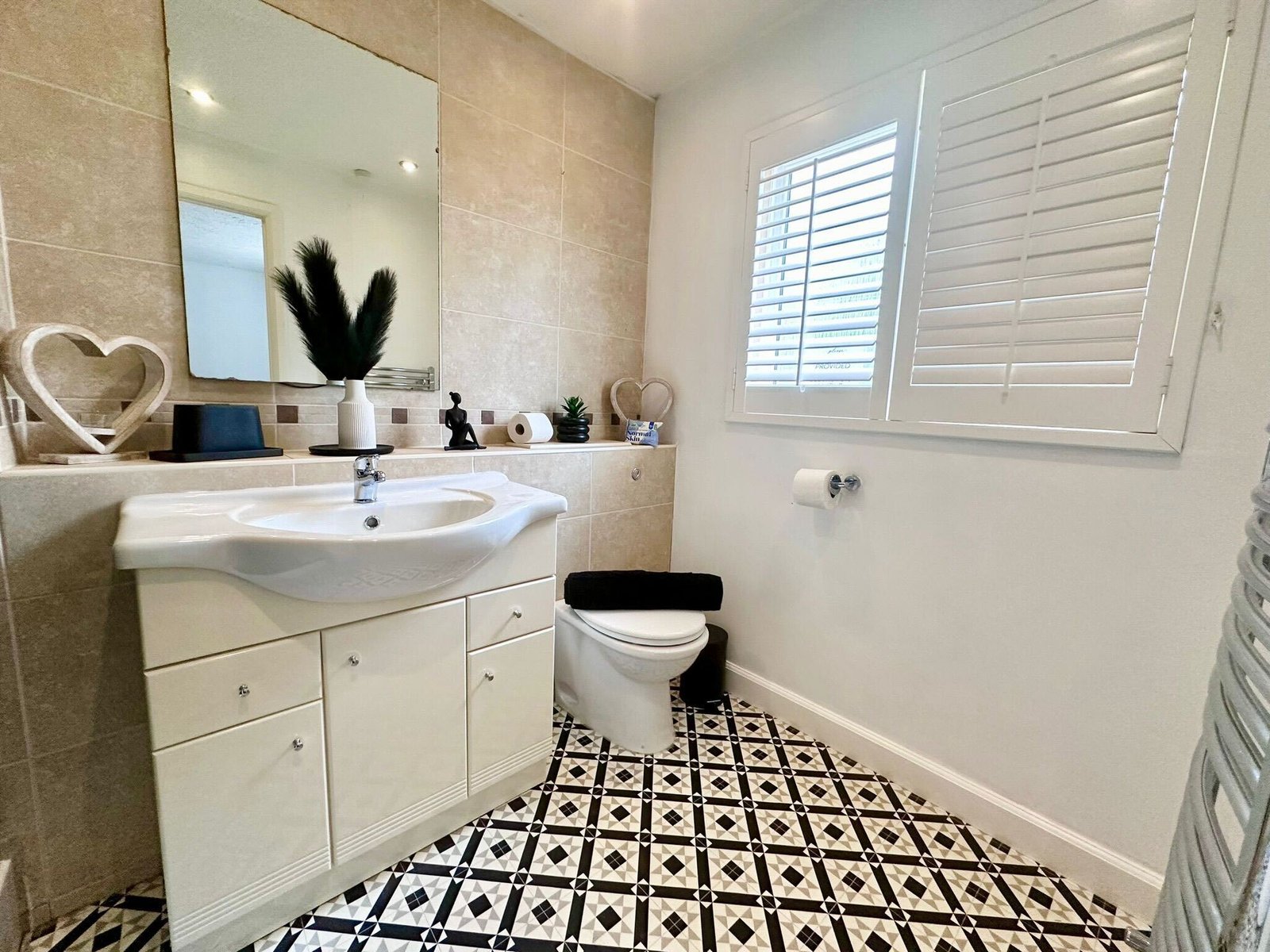 Accommodation Gloucestershire – Serviced 4-Bed Holiday Cottage Book-modern-Serviced-Accommodation-in-Gloucestershire-for-Corporate-Lets-and-Holiday-Getaways.-We-furnished-flats-with-free-parking