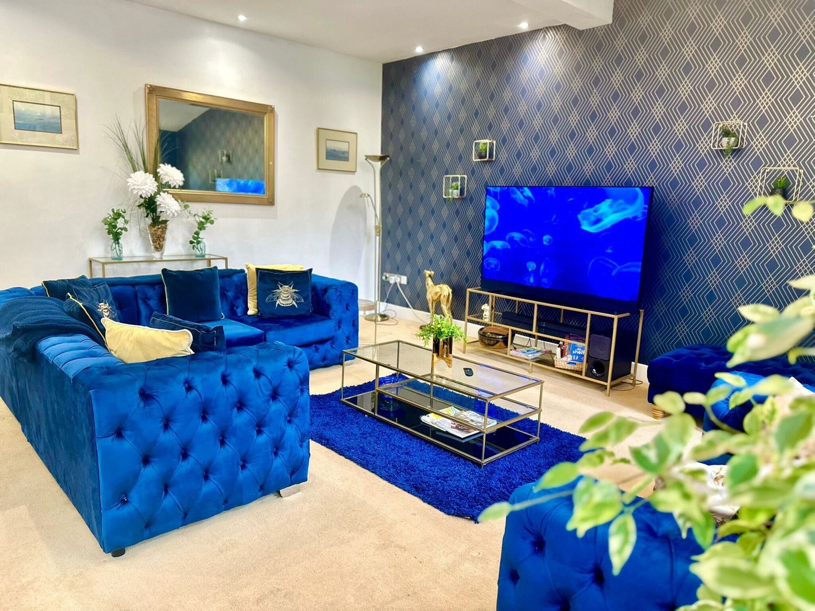 Accommodation Gloucestershire – Serviced 4-Bed Holiday Cottage Book-modern-Serviced-Accommodation-in-Gloucestershire-for-Corporate-Lets-and-Holiday-Getaways.-We-furnished-flats-with-free-parking