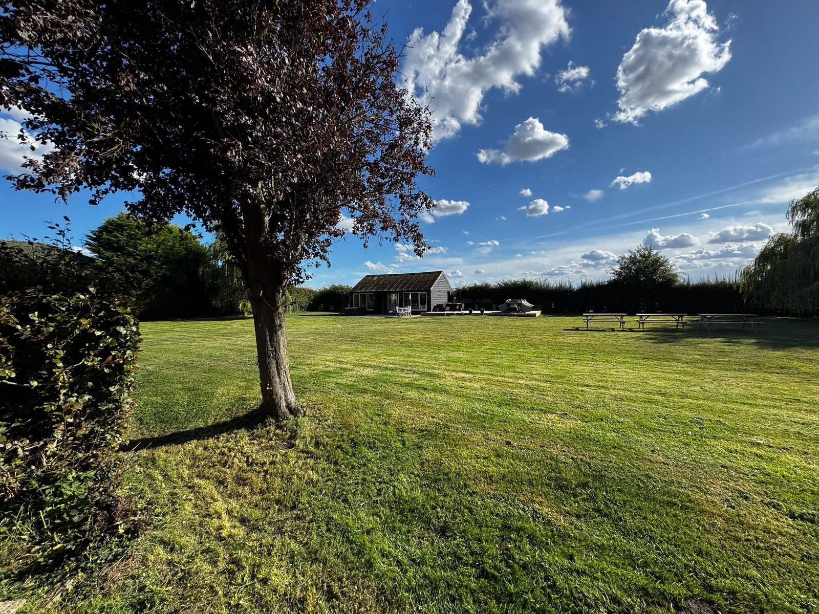 Holiday Cottages Lincolnshire – Pet-Friendly 6-Bed House Spalding Book-large-pet-friendly-holiday-cottages-in-Lincolnshire.-This-6-bedroom-house-in-Spalding-is-for-up-to-10-guests-with-parking-and-garden.
