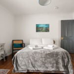 Book coBrighton City Centre Accommodation. Furnished 2-bed flat near seafront, shops, Brighton Station, direct trains to London & Gatwick