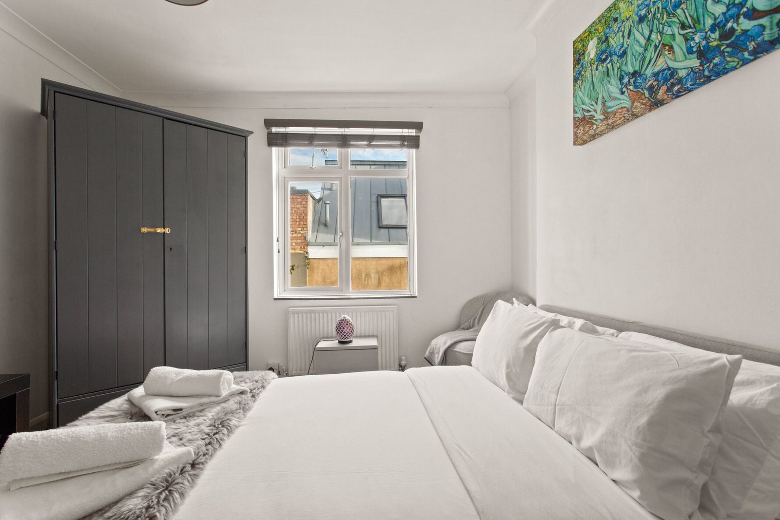 Brighton City Centre Accommodation – Short Let Apartments Hove Book-coBrighton-City-Centre-Accommodation.-Furnished-2-bed-flat-near-seafront,-shops,-Brighton-Station,-direct-trains-to-London-&-Gatwick