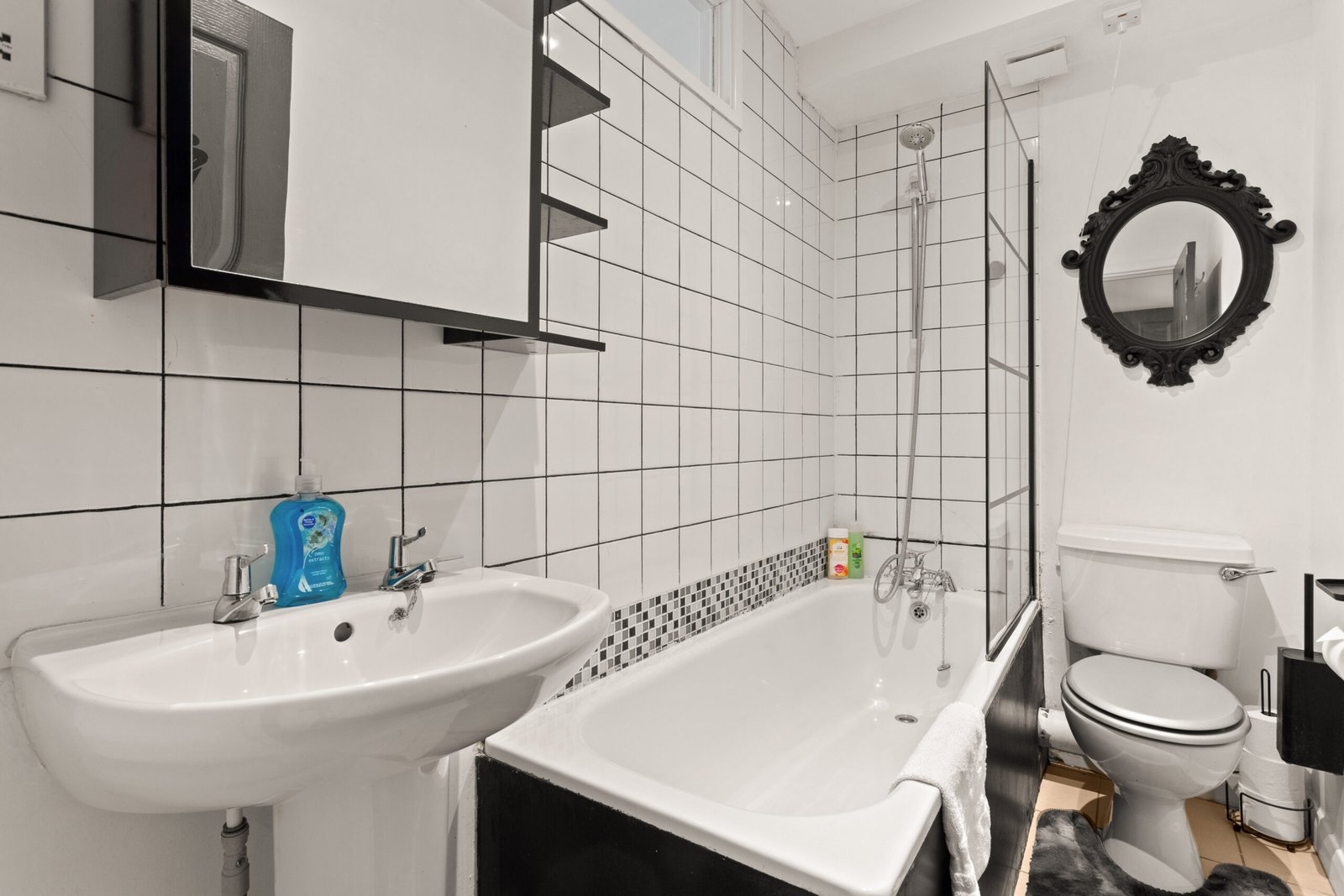 Brighton City Centre Accommodation – Short Let Apartments Hove Book-coBrighton-City-Centre-Accommodation.-Furnished-2-bed-flat-near-seafront,-shops,-Brighton-Station,-direct-trains-to-London-&-Gatwick