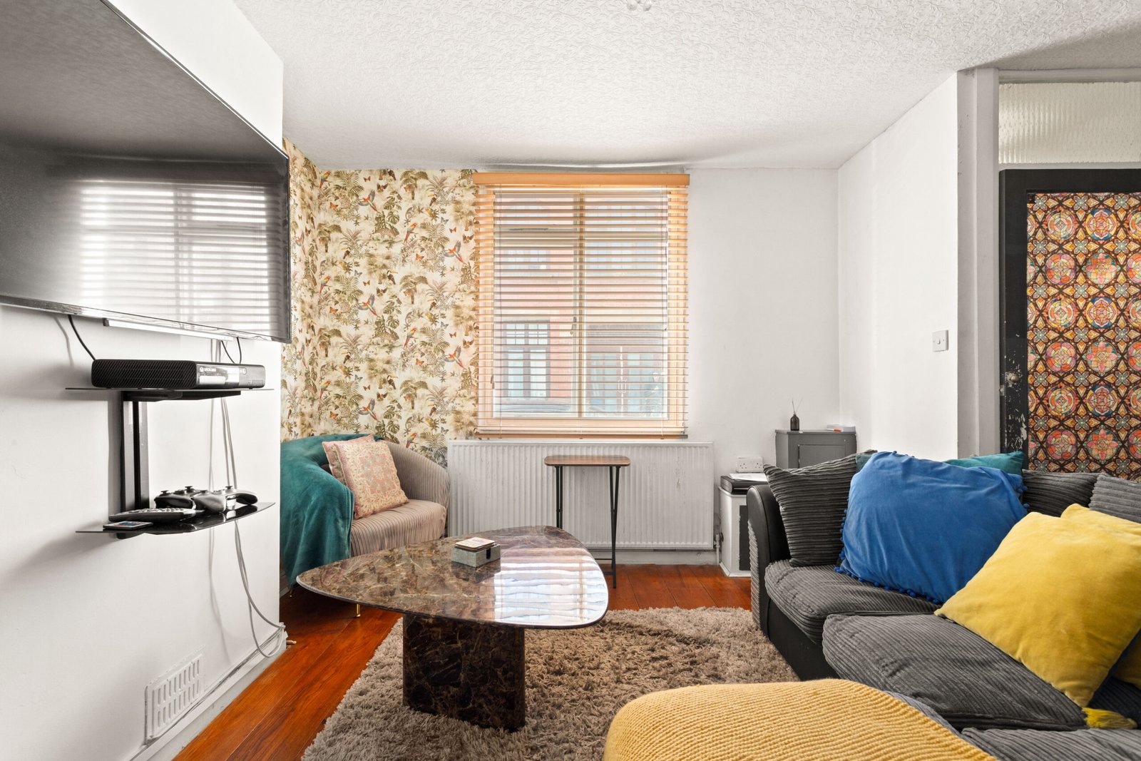 Brighton City Centre Accommodation – Short Let Apartments Hove Book-coBrighton-City-Centre-Accommodation.-Furnished-2-bed-flat-near-seafront,-shops,-Brighton-Station,-direct-trains-to-London-&-Gatwick