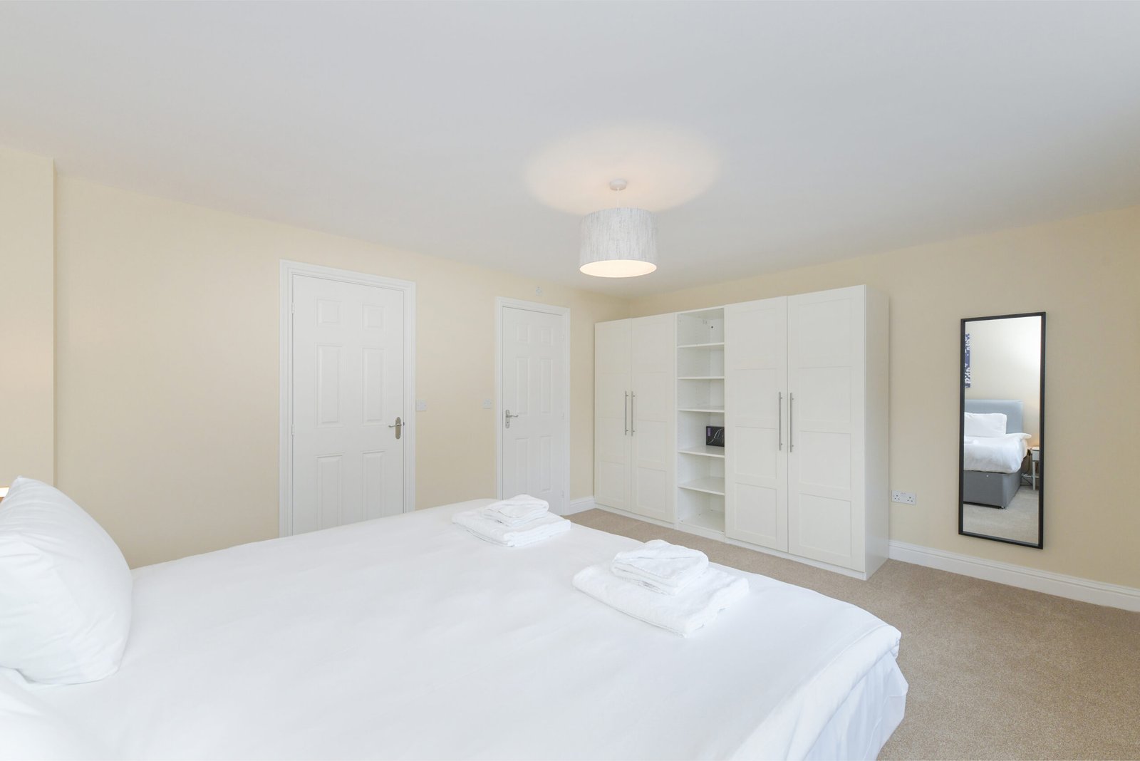 Accommodation in Bingham Nottingham -Serviced Corporate Stays Book-cheap-group-Accommodation-in-Bingham-Nottingham.-Our-4-bedroom-serviced-apartment-is-near-Nottingham-Centre-and-East-Midlands-Airport.