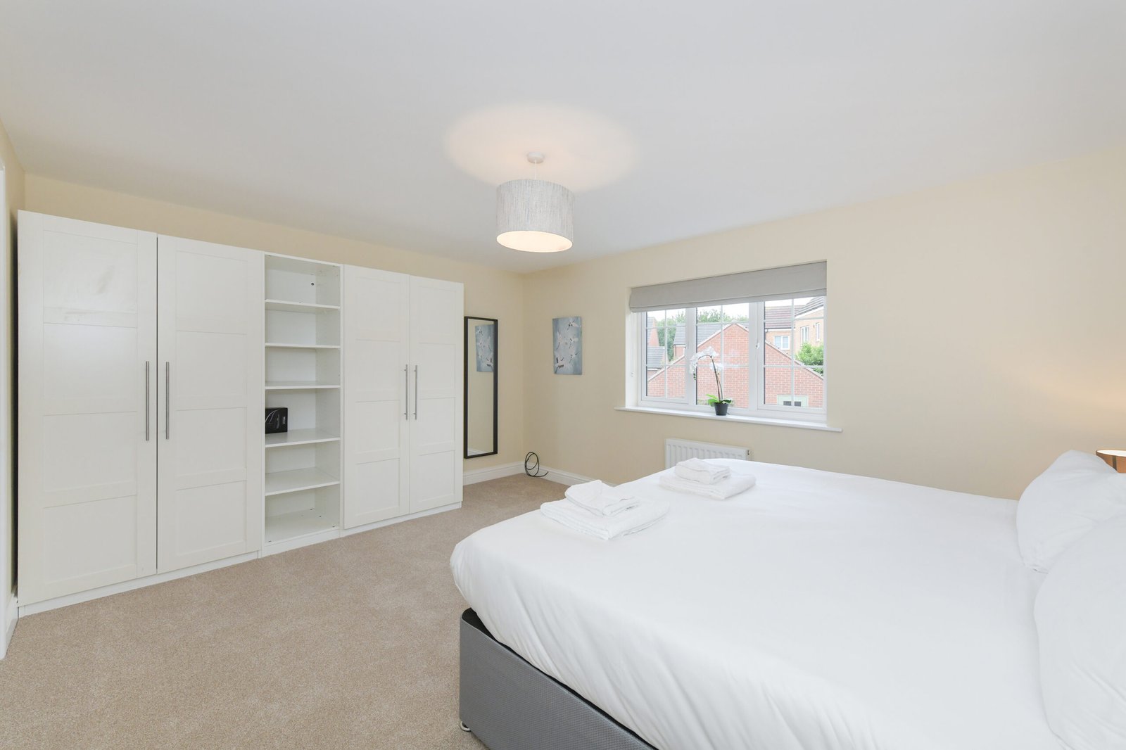 Accommodation in Bingham Nottingham -Serviced Corporate Stays Book-cheap-group-Accommodation-in-Bingham-Nottingham.-Our-4-bedroom-serviced-apartment-is-near-Nottingham-Centre-and-East-Midlands-Airport.