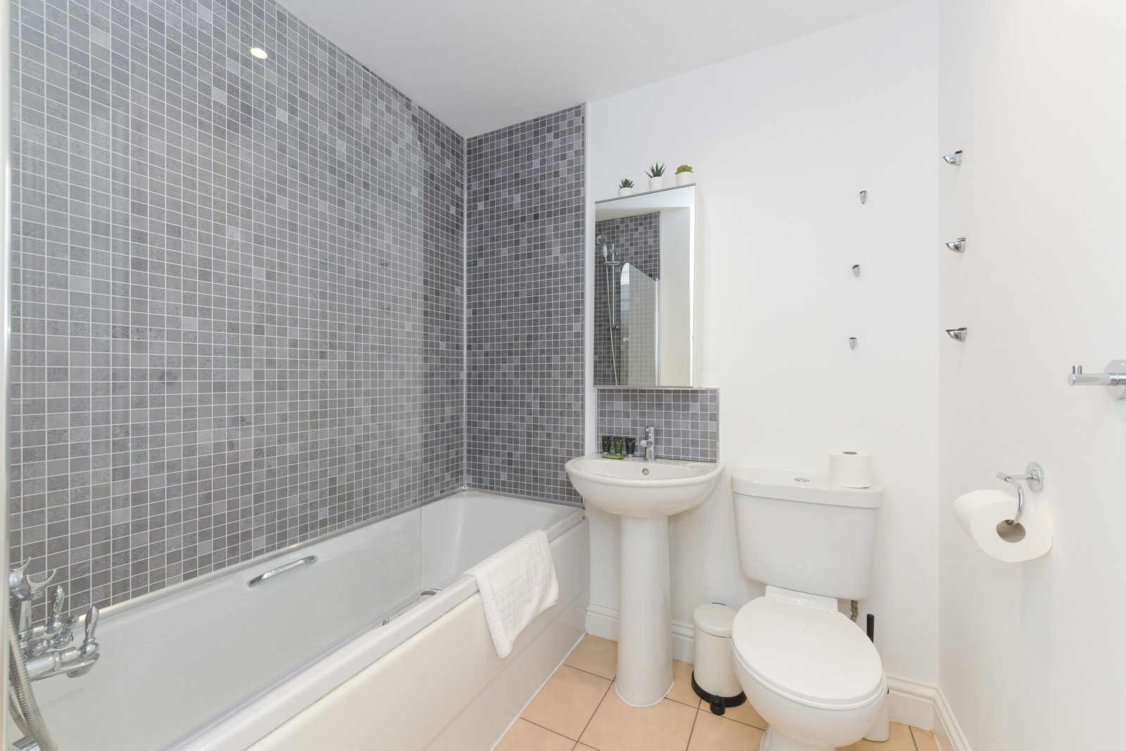 Accommodation in Bingham Nottingham -Serviced Corporate Stays Book-cheap-group-Accommodation-in-Bingham-Nottingham.-Our-4-bedroom-serviced-apartment-is-near-Nottingham-Centre-and-East-Midlands-Airport.