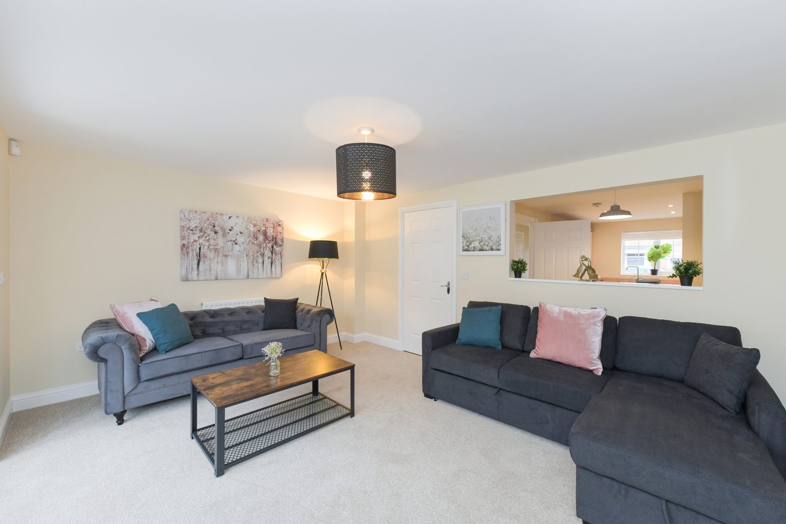 Book cheap group Accommodation in Bingham Nottingham. Our 4 bedroom serviced apartment is near Nottingham Centre and East Midlands Airport.