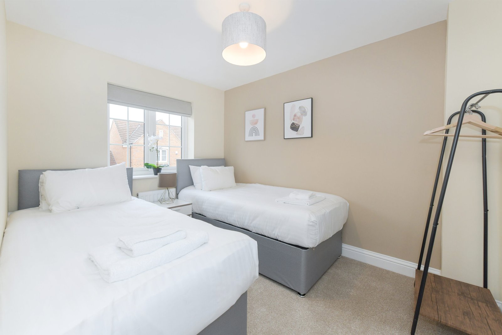 Accommodation in Bingham Nottingham -Serviced Corporate Stays Book-cheap-group-Accommodation-in-Bingham-Nottingham.-Our-4-bedroom-serviced-apartment-is-near-Nottingham-Centre-and-East-Midlands-Airport.