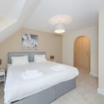 Book cheap group Accommodation in Bingham Nottingham. Our 4 bedroom serviced apartment is near Nottingham Centre and East Midlands Airport.