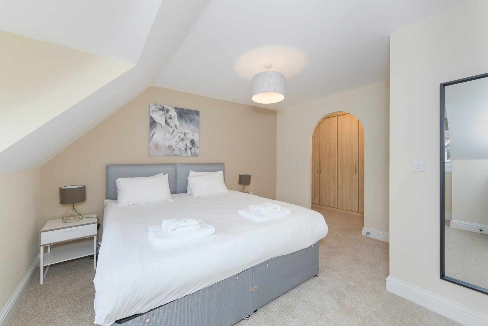 Accommodation in Bingham Nottingham -Serviced Corporate Stays Book-cheap-group-Accommodation-in-Bingham-Nottingham.-Our-4-bedroom-serviced-apartment-is-near-Nottingham-Centre-and-East-Midlands-Airport.