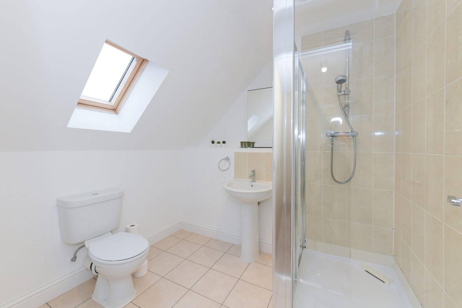 Accommodation in Bingham Nottingham -Serviced Corporate Stays Book-cheap-group-Accommodation-in-Bingham-Nottingham.-Our-4-bedroom-serviced-apartment-is-near-Nottingham-Centre-and-East-Midlands-Airport.