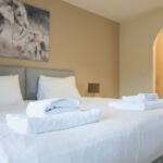 Book cheap group Accommodation in Bingham Nottingham. Our 4 bedroom serviced apartment is near Nottingham Centre and East Midlands Airport.