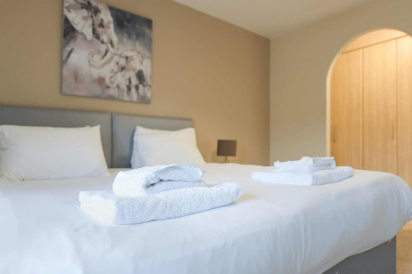 Accommodation in Bingham Nottingham -Serviced Corporate Stays Book-cheap-group-Accommodation-in-Bingham-Nottingham.-Our-4-bedroom-serviced-apartment-is-near-Nottingham-Centre-and-East-Midlands-Airport.