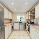Book cheap group Accommodation in Bingham Nottingham. Our 4 bedroom serviced apartment is near Nottingham Centre and East Midlands Airport.