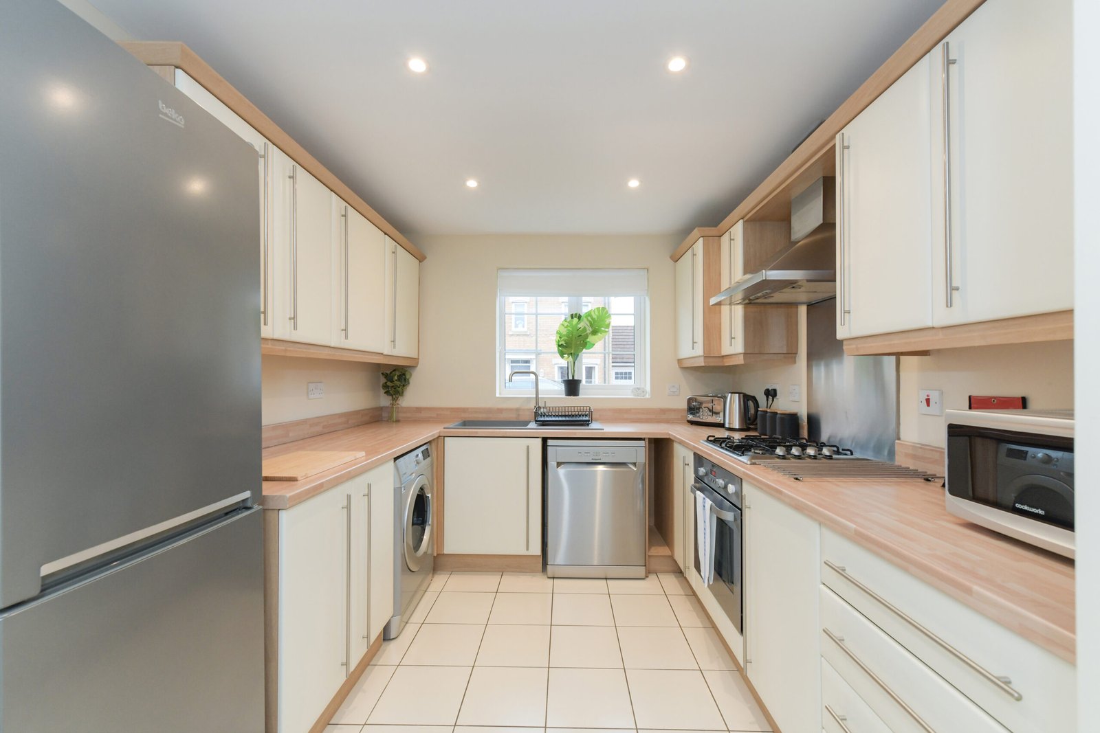 Accommodation in Bingham Nottingham -Serviced Corporate Stays Book-cheap-group-Accommodation-in-Bingham-Nottingham.-Our-4-bedroom-serviced-apartment-is-near-Nottingham-Centre-and-East-Midlands-Airport.