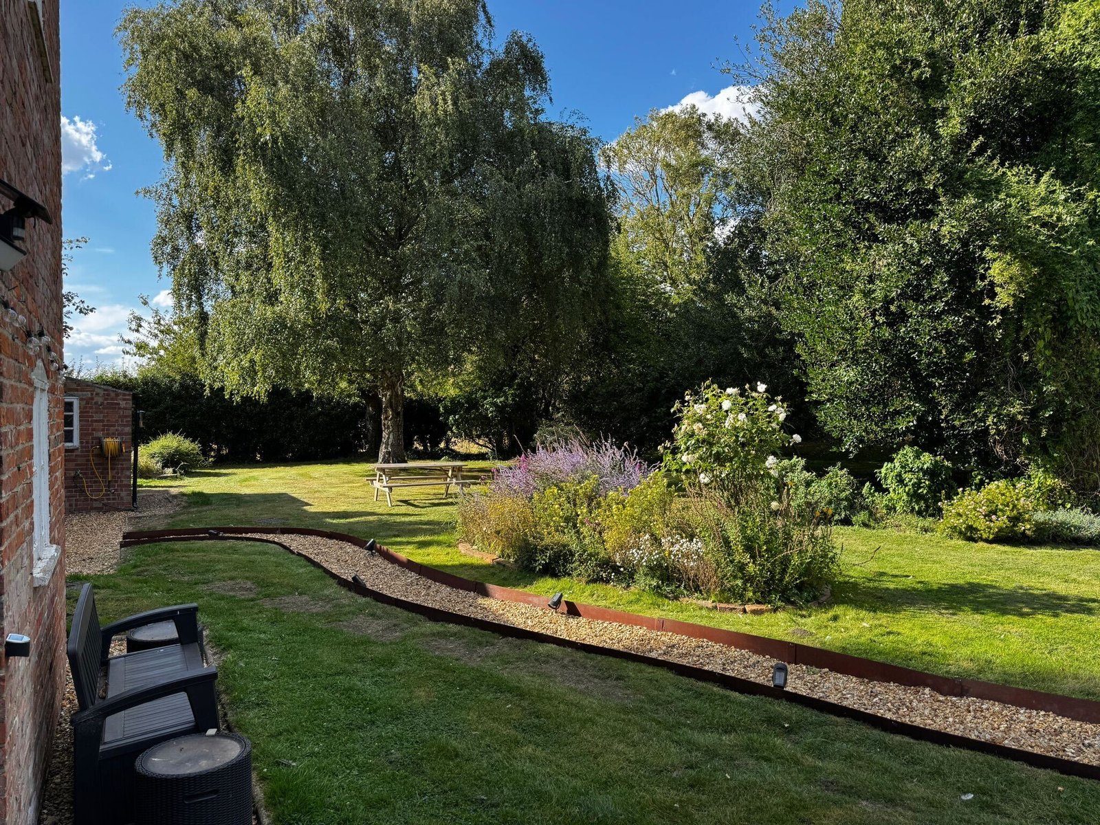 Holiday Cottages Lincolnshire – Pet-Friendly 6-Bed House Spalding Book-large-pet-friendly-holiday-cottages-in-Lincolnshire.-This-6-bedroom-house-in-Spalding-is-for-up-to-10-guests-with-parking-and-garden.