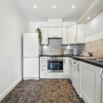 3-Bed Serviced Apartments in Leeds with parking, and fast transport links to Leeds city centre, business hubs, and major attractions.