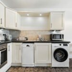 3-Bed Serviced Apartments in Leeds with parking, and fast transport links to Leeds city centre, business hubs, and major attractions.