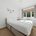 3-Bed Serviced Apartments in Leeds with parking, and fast transport links to Leeds city centre, business hubs, and major attractions.