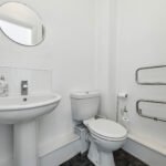 3-Bed Serviced Apartments in Leeds with parking, and fast transport links to Leeds city centre, business hubs, and major attractions.