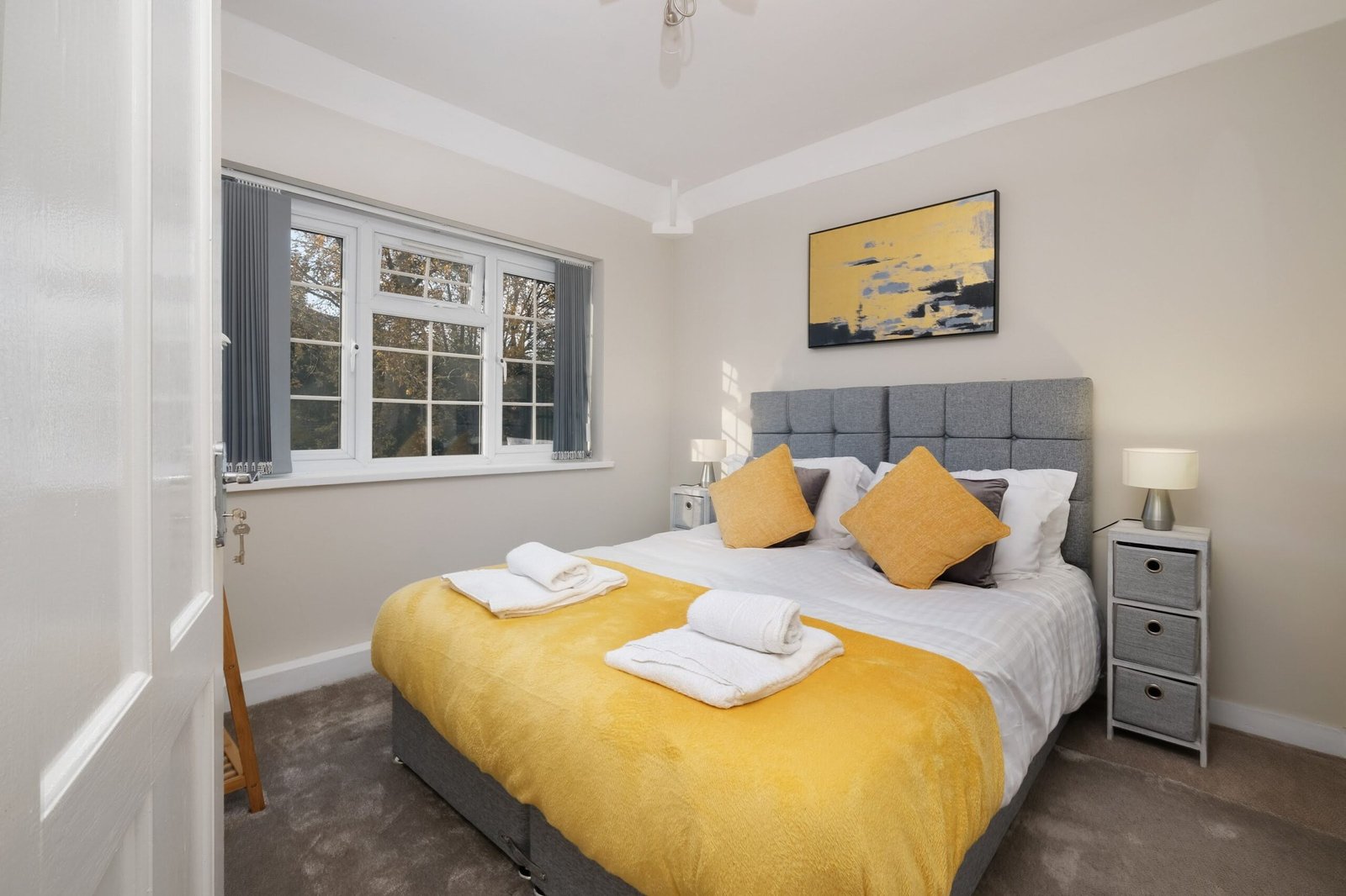 Group Accommodation Birmingham – 4-Bed House with Parking Book-modern-group-accommodation-in-Birmingham.-4-bed-house-with-parking,-garden-&-Wi-Fi.-Easy-access-to-New-Street-&-Birmingham-Airport.