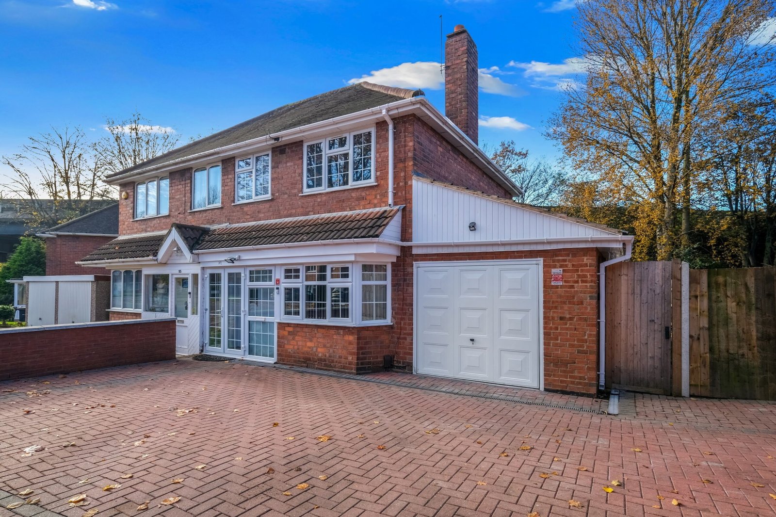 Group Accommodation Birmingham – 4-Bed House with Parking Book-modern-group-accommodation-in-Birmingham.-4-bed-house-with-parking,-garden-&-Wi-Fi.-Easy-access-to-New-Street-&-Birmingham-Airport.