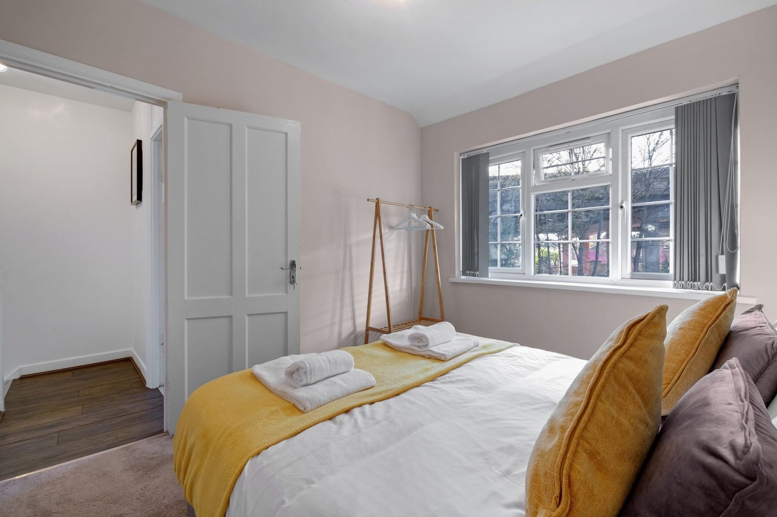 Group Accommodation Birmingham – 4-Bed House with Parking Book-modern-group-accommodation-in-Birmingham.-4-bed-house-with-parking,-garden-&-Wi-Fi.-Easy-access-to-New-Street-&-Birmingham-Airport.