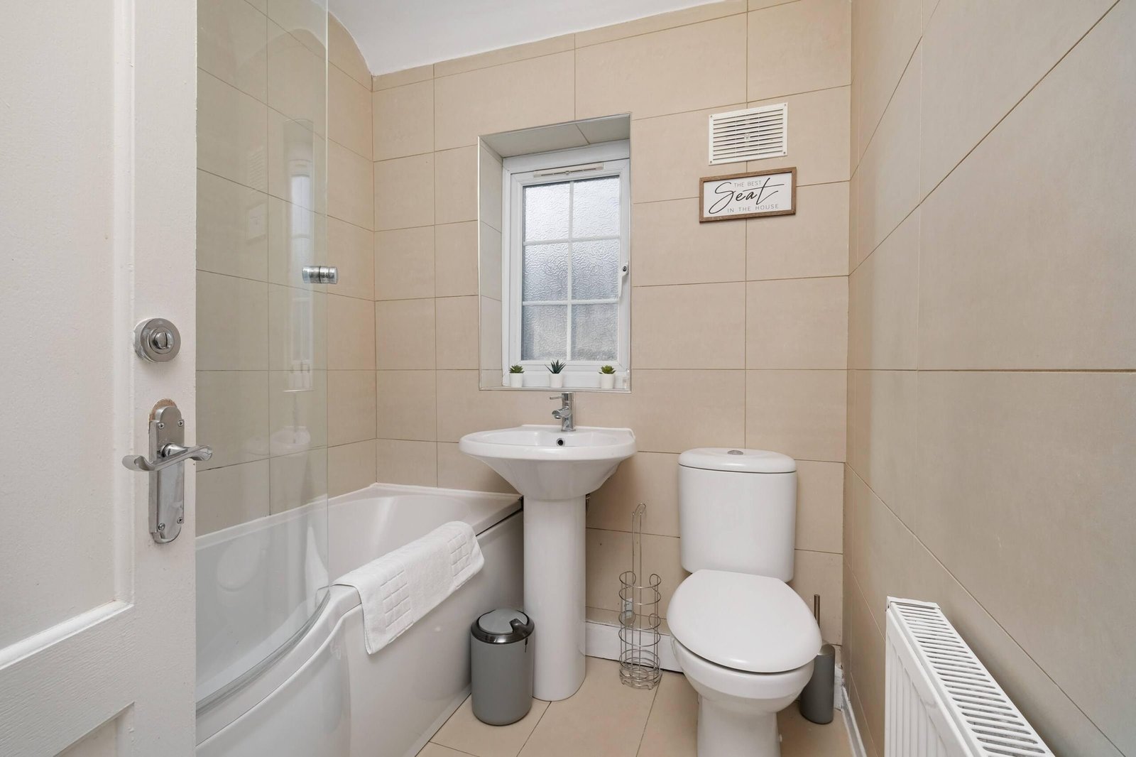 Group Accommodation Birmingham – 4-Bed House with Parking Book-modern-group-accommodation-in-Birmingham.-4-bed-house-with-parking,-garden-&-Wi-Fi.-Easy-access-to-New-Street-&-Birmingham-Airport.