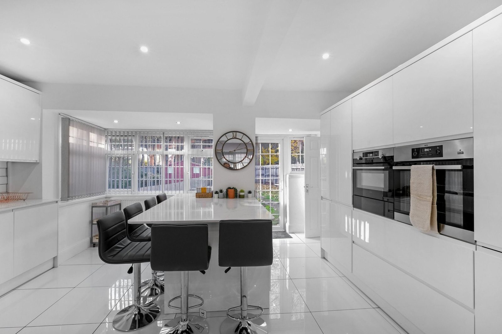 Group Accommodation Birmingham – 4-Bed House with Parking Book-modern-group-accommodation-in-Birmingham.-4-bed-house-with-parking,-garden-&-Wi-Fi.-Easy-access-to-New-Street-&-Birmingham-Airport.