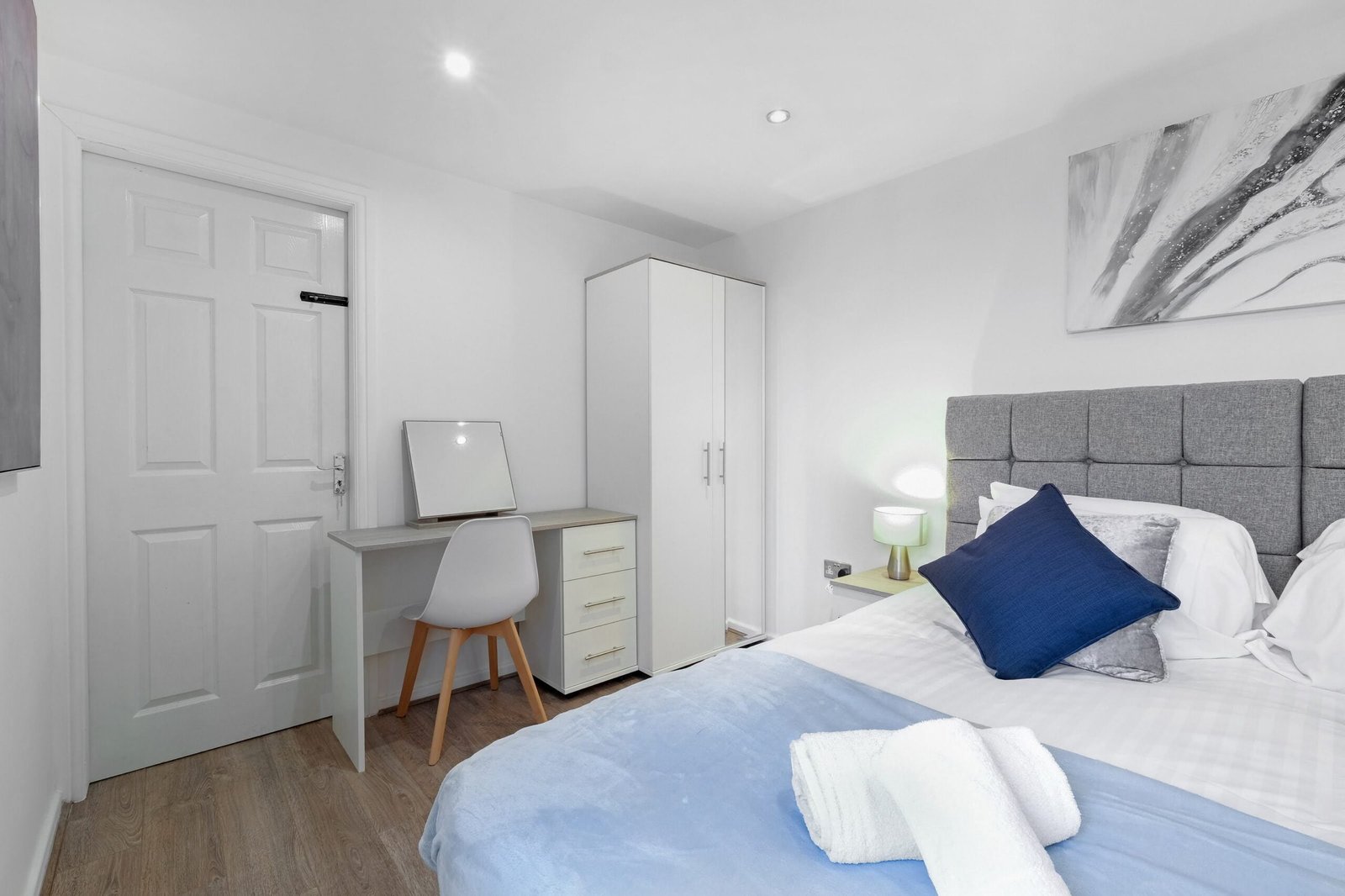 Group Accommodation Birmingham – 4-Bed House with Parking Book-modern-group-accommodation-in-Birmingham.-4-bed-house-with-parking,-garden-&-Wi-Fi.-Easy-access-to-New-Street-&-Birmingham-Airport.