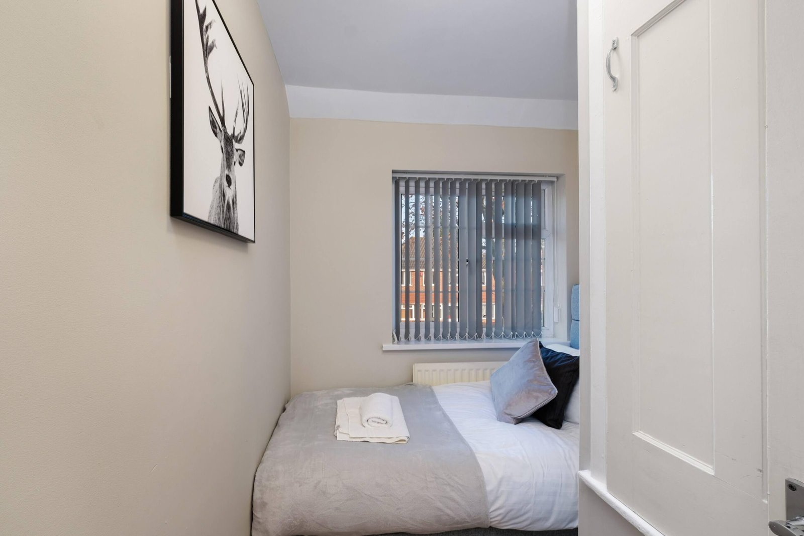 Group Accommodation Birmingham – 4-Bed House with Parking Book-modern-group-accommodation-in-Birmingham.-4-bed-house-with-parking,-garden-&-Wi-Fi.-Easy-access-to-New-Street-&-Birmingham-Airport.