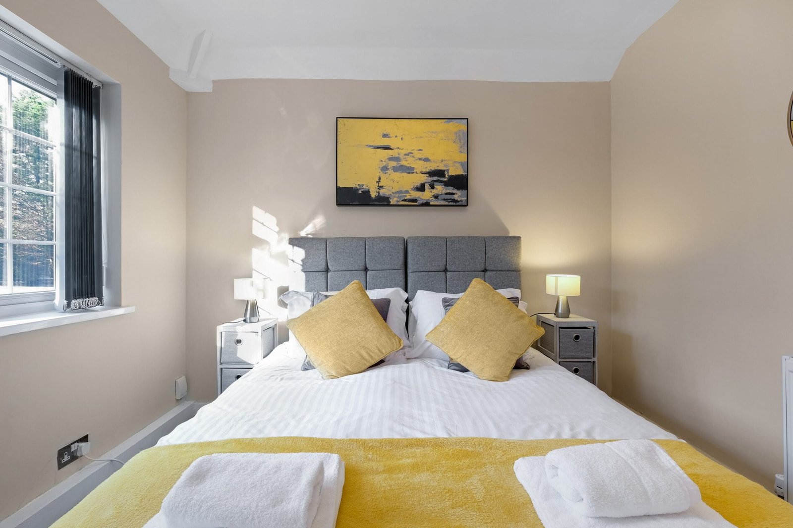 Group Accommodation Birmingham – 4-Bed House with Parking Book-modern-group-accommodation-in-Birmingham.-4-bed-house-with-parking,-garden-&-Wi-Fi.-Easy-access-to-New-Street-&-Birmingham-Airport.