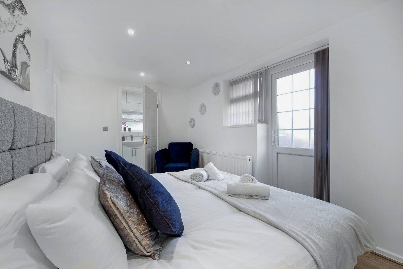 Group Accommodation Birmingham – 4-Bed House with Parking Book-modern-group-accommodation-in-Birmingham.-4-bed-house-with-parking,-garden-&-Wi-Fi.-Easy-access-to-New-Street-&-Birmingham-Airport.