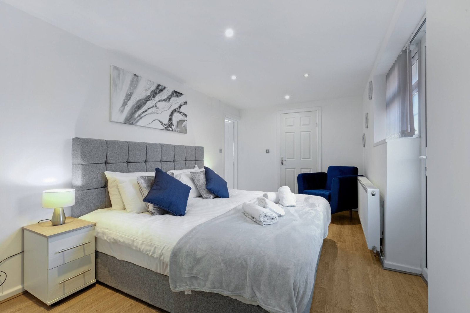 Group Accommodation Birmingham – 4-Bed House with Parking Book-modern-group-accommodation-in-Birmingham.-4-bed-house-with-parking,-garden-&-Wi-Fi.-Easy-access-to-New-Street-&-Birmingham-Airport.