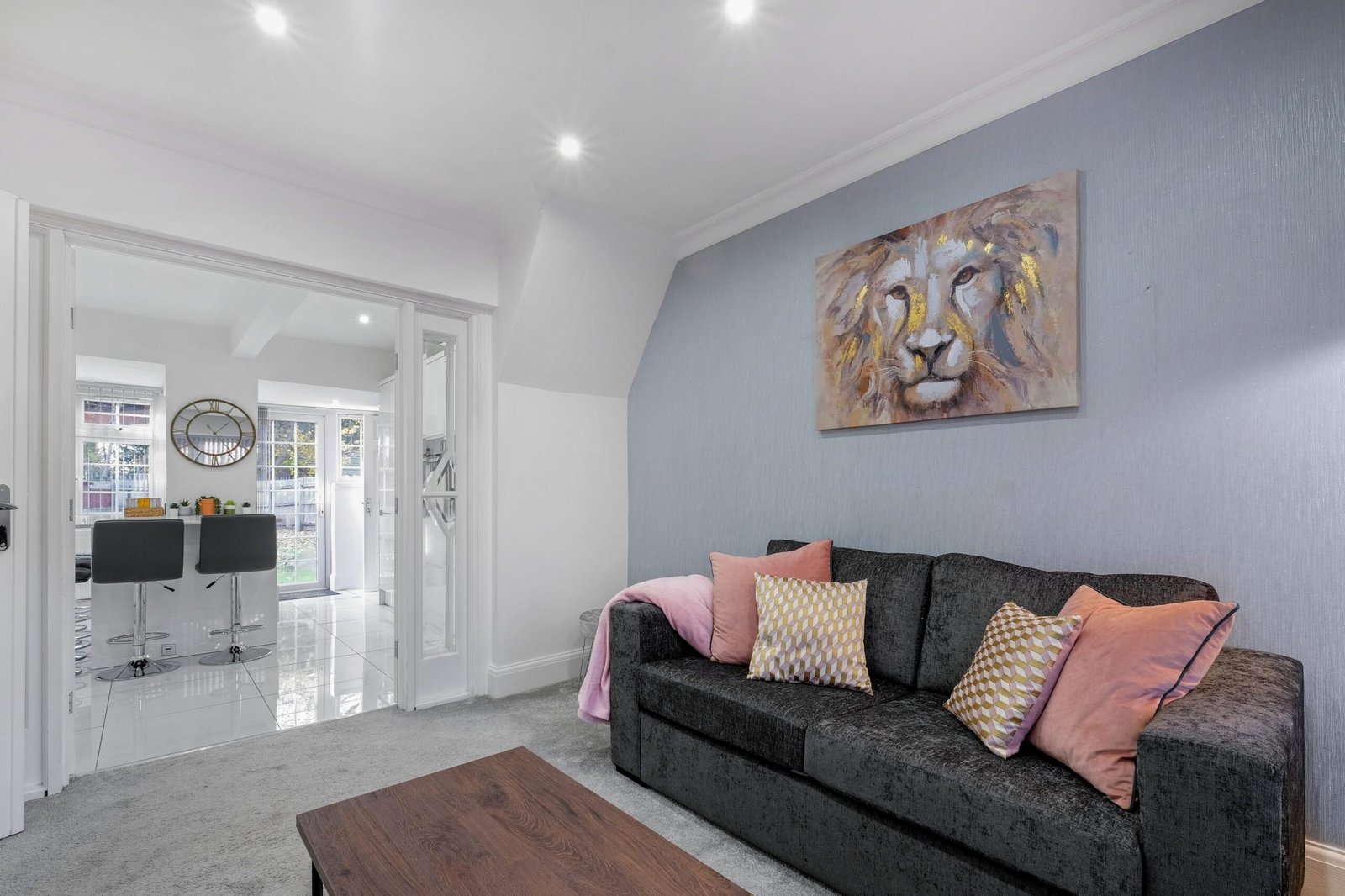 Group Accommodation Birmingham – 4-Bed House with Parking Book-modern-group-accommodation-in-Birmingham.-4-bed-house-with-parking,-garden-&-Wi-Fi.-Easy-access-to-New-Street-&-Birmingham-Airport.