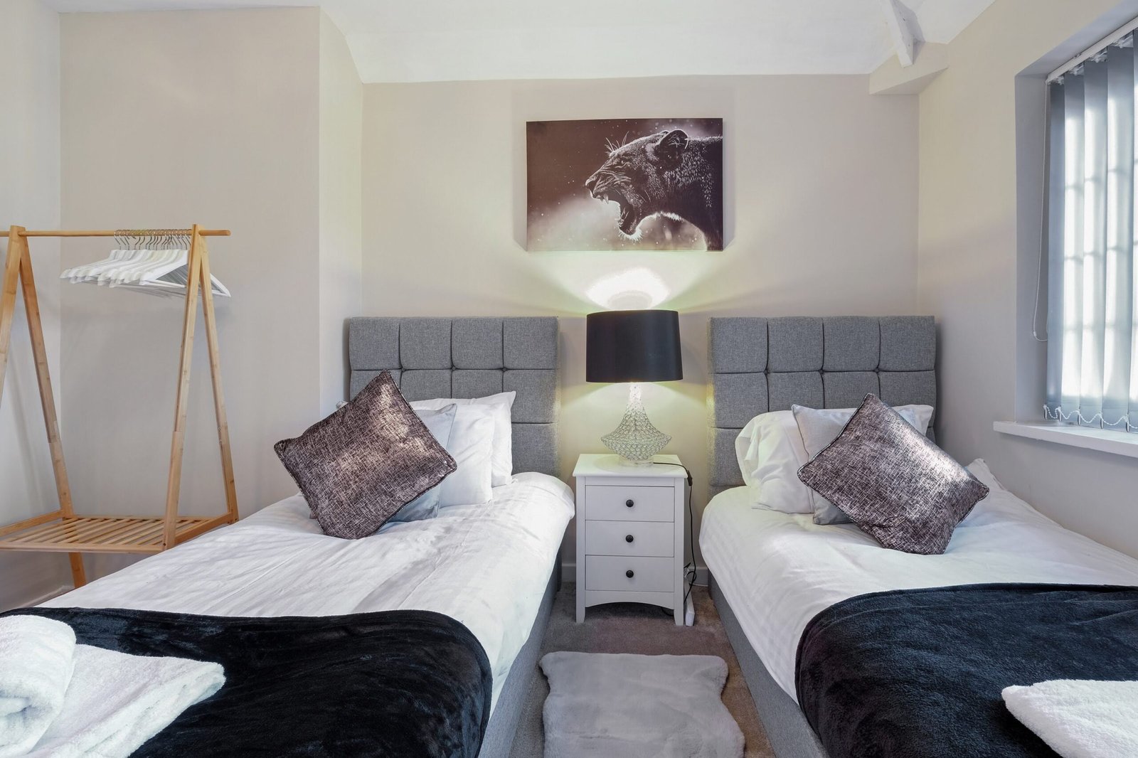 Group Accommodation Birmingham – 4-Bed House with Parking Book-modern-group-accommodation-in-Birmingham.-4-bed-house-with-parking,-garden-&-Wi-Fi.-Easy-access-to-New-Street-&-Birmingham-Airport.