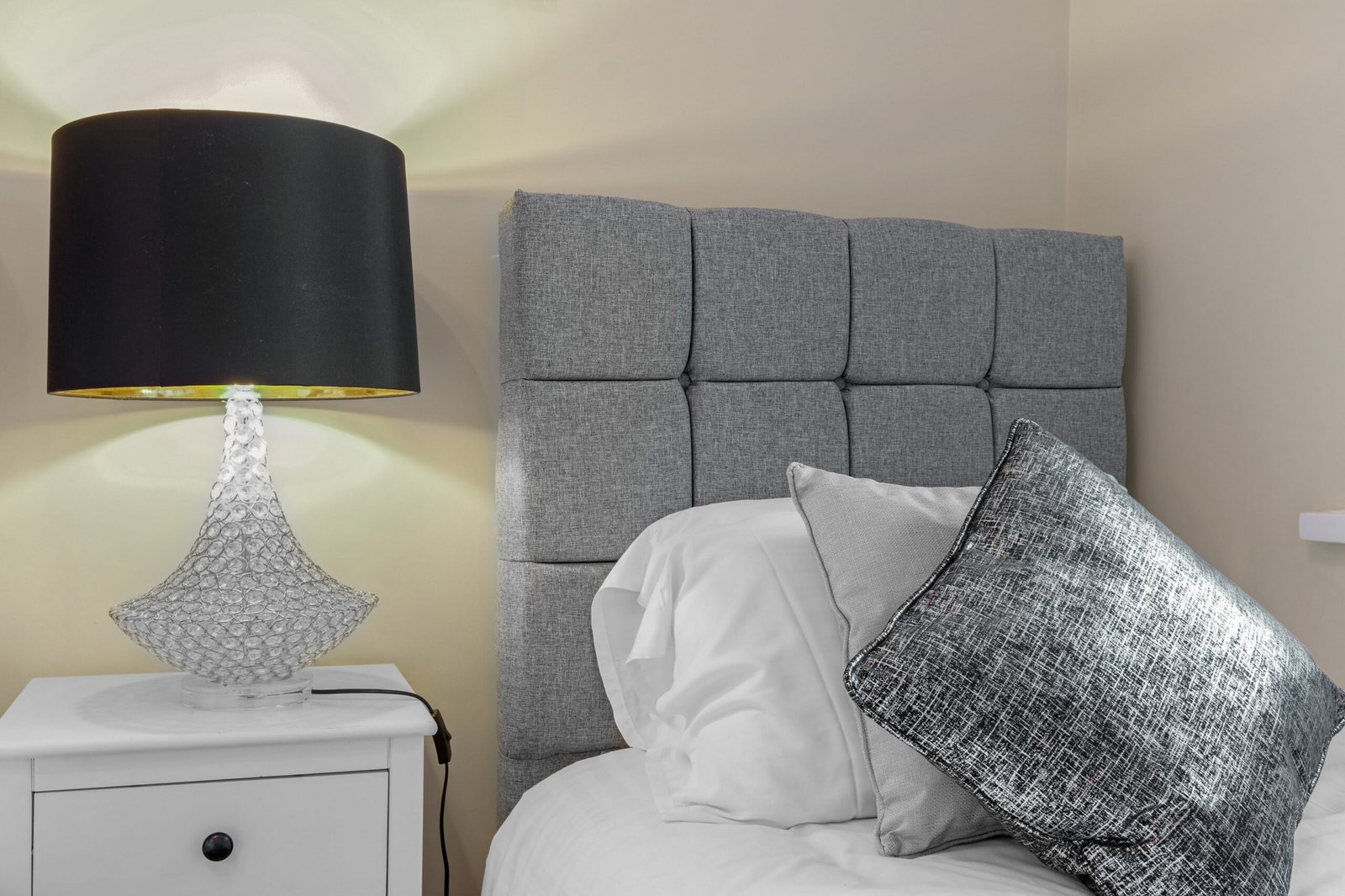 Group Accommodation Birmingham – 4-Bed House with Parking Book-modern-group-accommodation-in-Birmingham.-4-bed-house-with-parking,-garden-&-Wi-Fi.-Easy-access-to-New-Street-&-Birmingham-Airport.