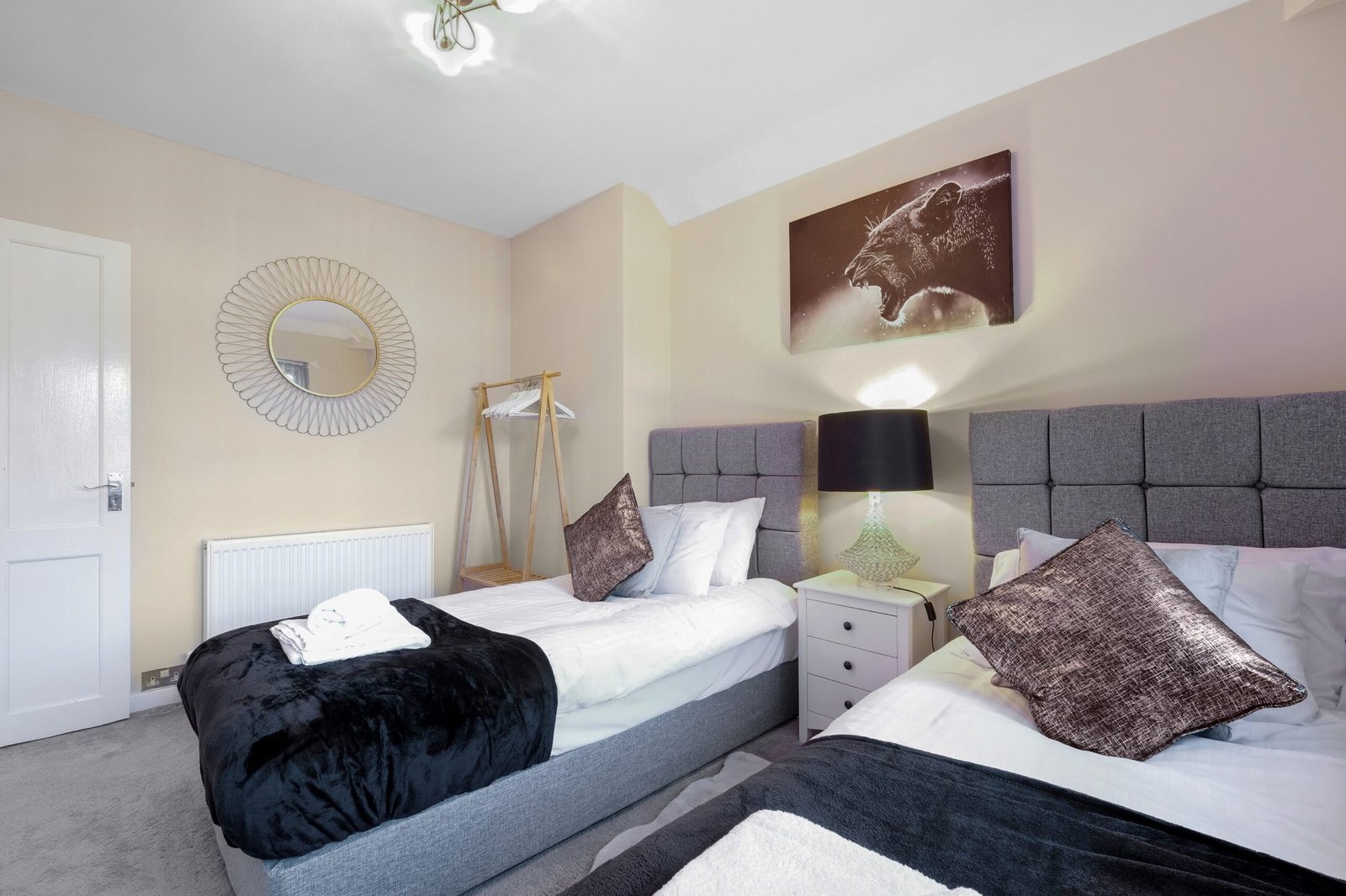 Group Accommodation Birmingham – 4-Bed House with Parking Book-modern-group-accommodation-in-Birmingham.-4-bed-house-with-parking,-garden-&-Wi-Fi.-Easy-access-to-New-Street-&-Birmingham-Airport.