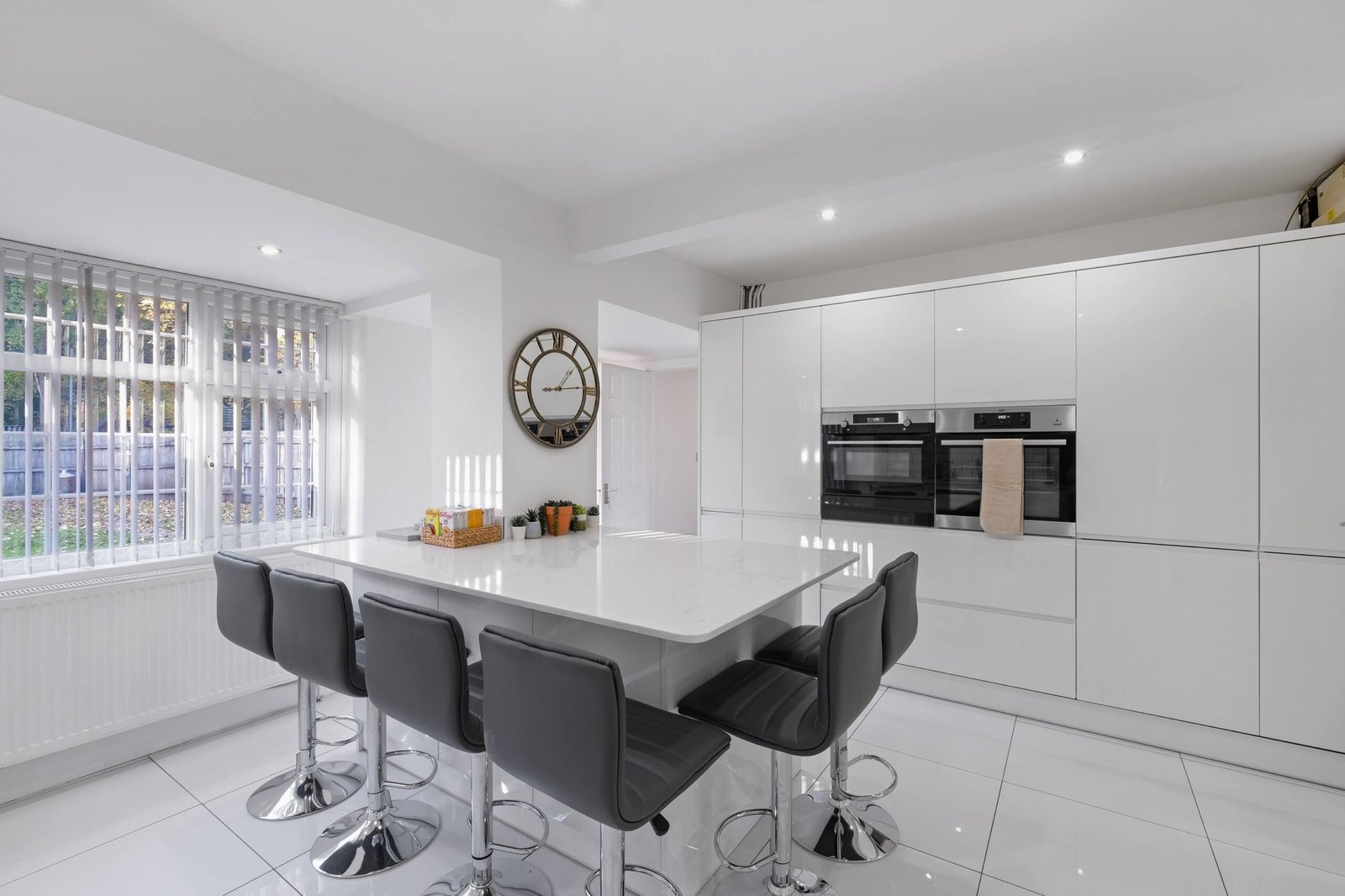 Group Accommodation Birmingham – 4-Bed House with Parking Book-modern-group-accommodation-in-Birmingham.-4-bed-house-with-parking,-garden-&-Wi-Fi.-Easy-access-to-New-Street-&-Birmingham-Airport.