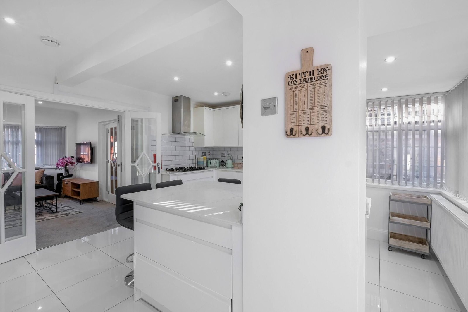 Group Accommodation Birmingham – 4-Bed House with Parking Book-modern-group-accommodation-in-Birmingham.-4-bed-house-with-parking,-garden-&-Wi-Fi.-Easy-access-to-New-Street-&-Birmingham-Airport.