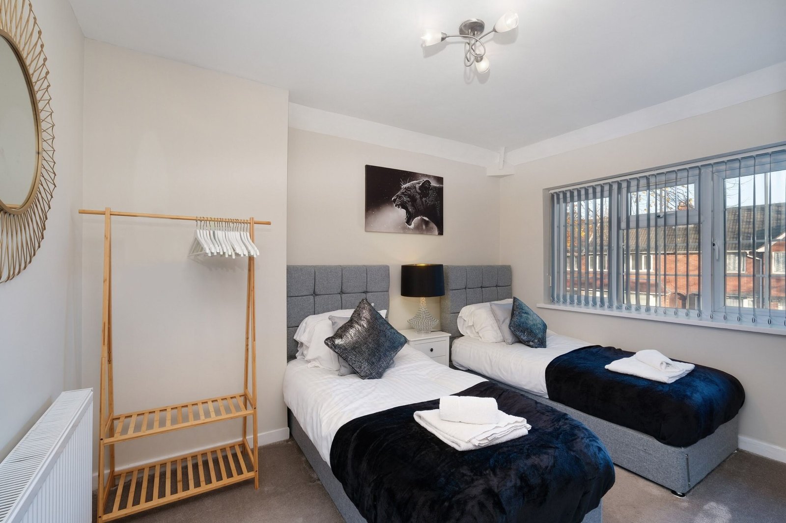 Group Accommodation Birmingham – 4-Bed House with Parking Book-modern-group-accommodation-in-Birmingham.-4-bed-house-with-parking,-garden-&-Wi-Fi.-Easy-access-to-New-Street-&-Birmingham-Airport.