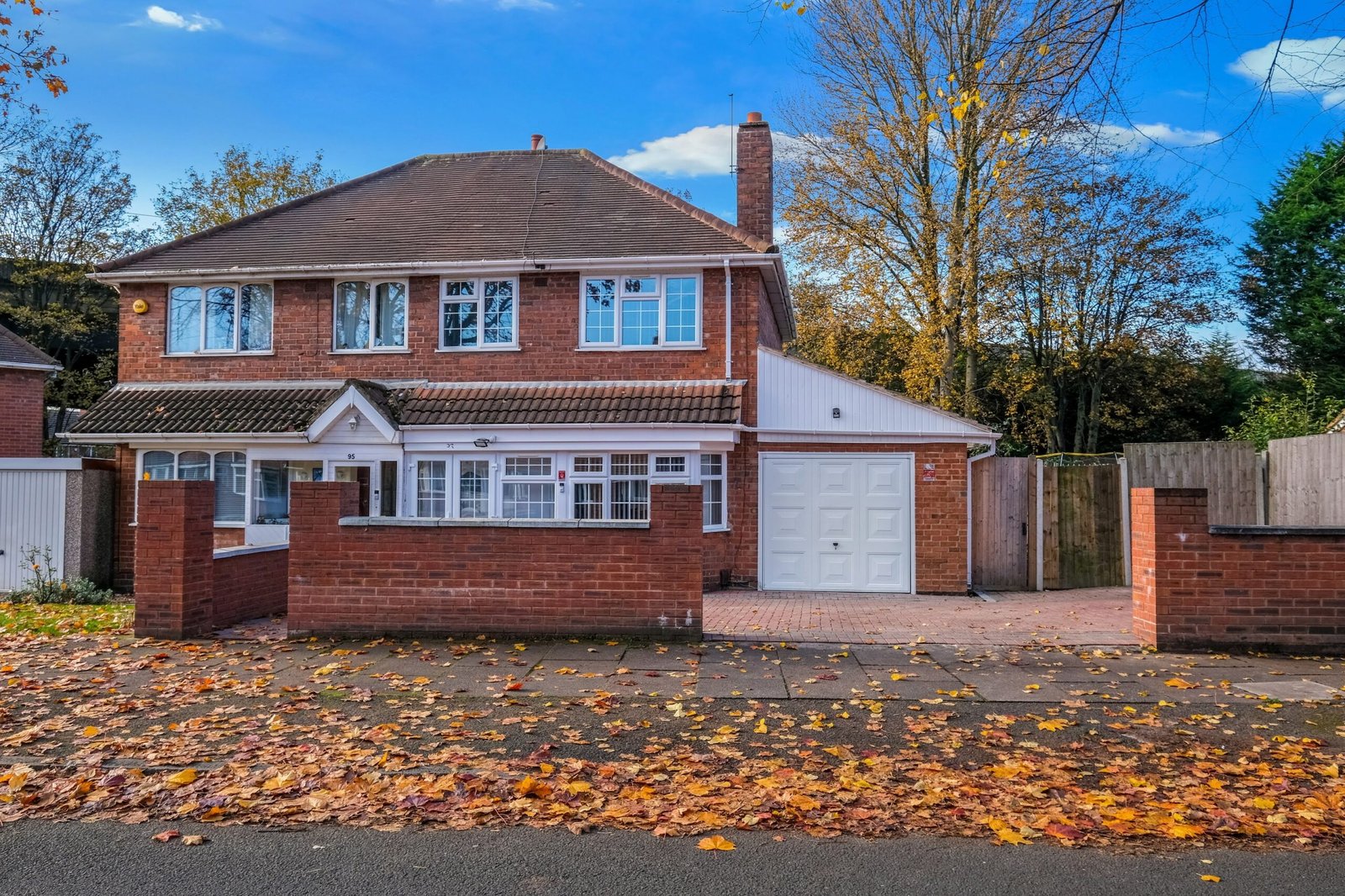 Group Accommodation Birmingham – 4-Bed House with Parking Book-modern-group-accommodation-in-Birmingham.-4-bed-house-with-parking,-garden-&-Wi-Fi.-Easy-access-to-New-Street-&-Birmingham-Airport.