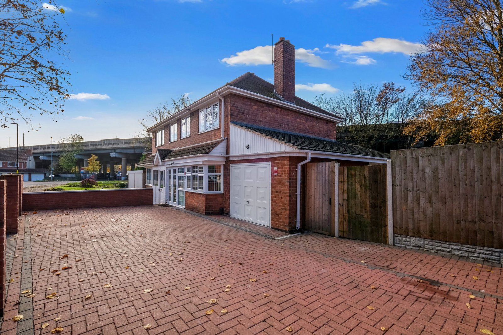 Group Accommodation Birmingham – 4-Bed House with Parking Book-modern-group-accommodation-in-Birmingham.-4-bed-house-with-parking,-garden-&-Wi-Fi.-Easy-access-to-New-Street-&-Birmingham-Airport.