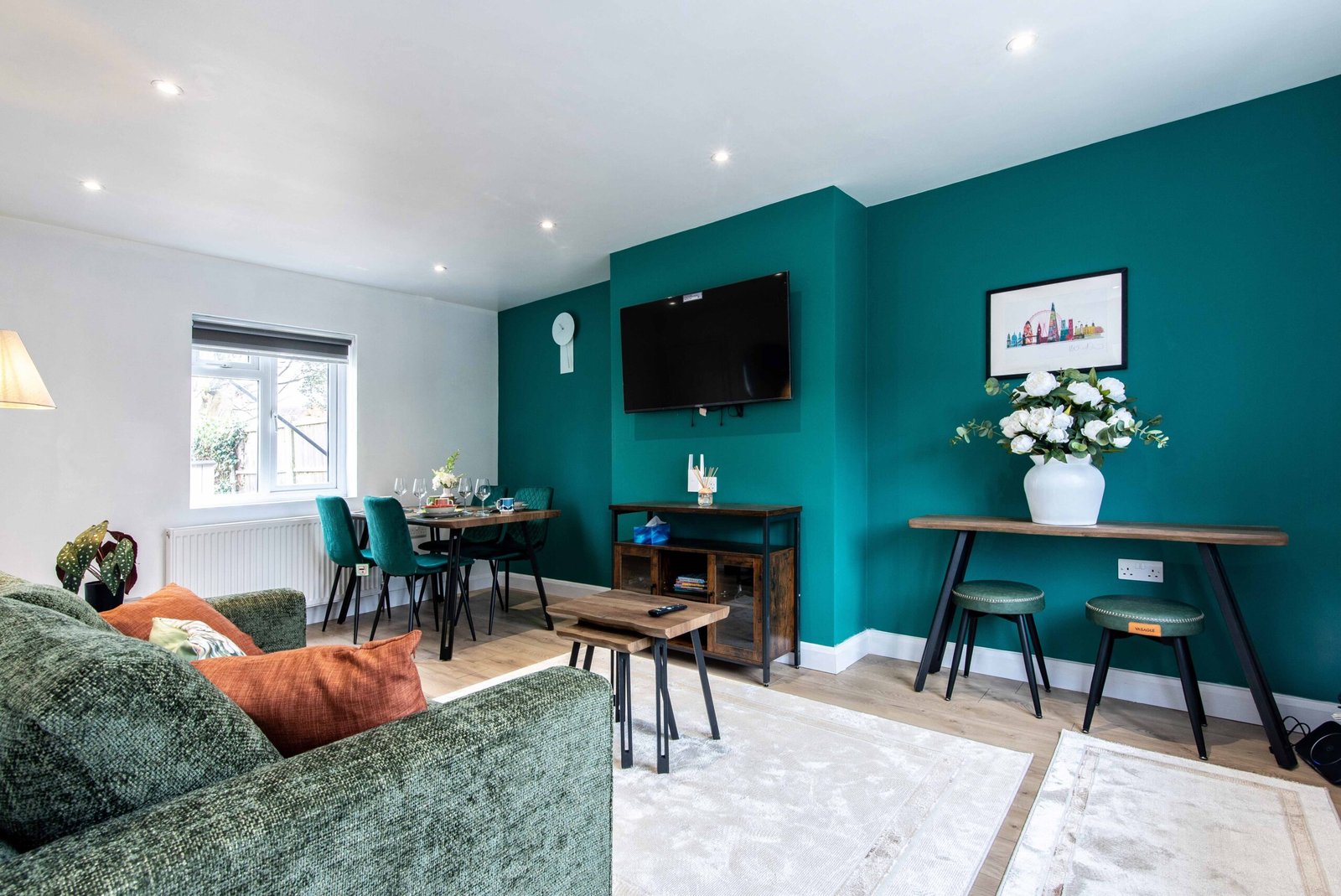 Book stylish Group Accommodation near University of Nottingham for students and families. This 3-bed serviced apartment  =in Beeston has parking and free Wi-Fi — ideal for business, families and group stays.