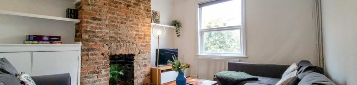 Brighton Holiday Cottages near the beach, Brighton Station and city centre. Book group accommodation for families and corporate stays.