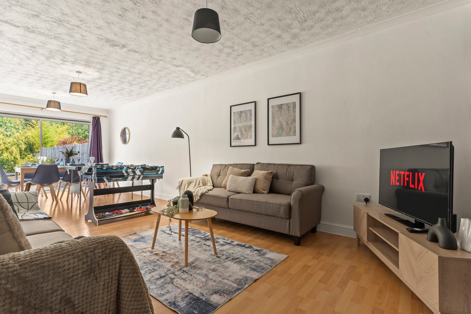 Watford Accommodation – 6-Bed Holiday Cottage Hertfordshire Watford-Accommodation-for-groups-and-families.-This-large-6-Bed-Holiday-Cottage-in-Hertfordshire-sleeps-12-and-is-perfect-for-extended-stays