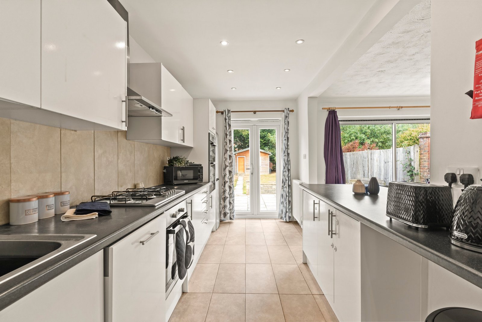 Watford Accommodation – 6-Bed Holiday Cottage Hertfordshire Watford-Accommodation-for-groups-and-families.-This-large-6-Bed-Holiday-Cottage-in-Hertfordshire-sleeps-12-and-is-perfect-for-extended-stays