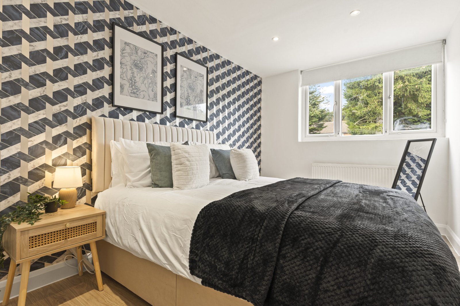 Watford Accommodation – 6-Bed Holiday Cottage Hertfordshire Watford-Accommodation-for-groups-and-families.-This-large-6-Bed-Holiday-Cottage-in-Hertfordshire-sleeps-12-and-is-perfect-for-extended-stays