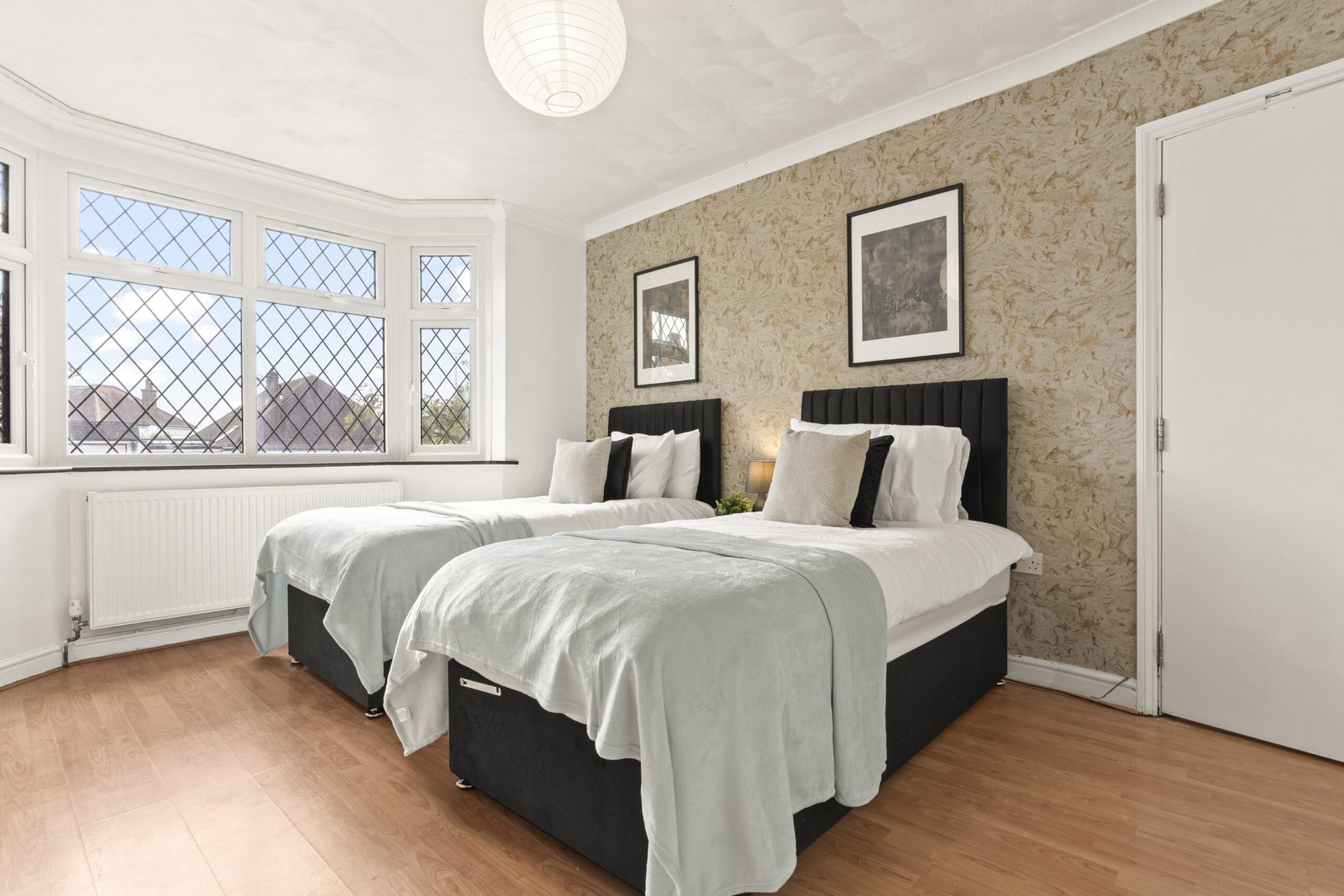 Watford Accommodation – 6-Bed Holiday Cottage Hertfordshire Watford-Accommodation-for-groups-and-families.-This-large-6-Bed-Holiday-Cottage-in-Hertfordshire-sleeps-12-and-is-perfect-for-extended-stays