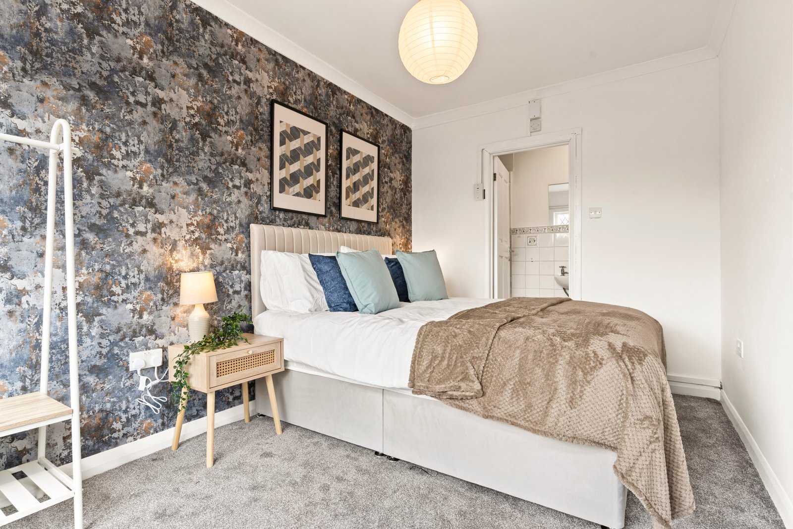 Watford Accommodation – 6-Bed Holiday Cottage Hertfordshire Watford-Accommodation-for-groups-and-families.-This-large-6-Bed-Holiday-Cottage-in-Hertfordshire-sleeps-12-and-is-perfect-for-extended-stays